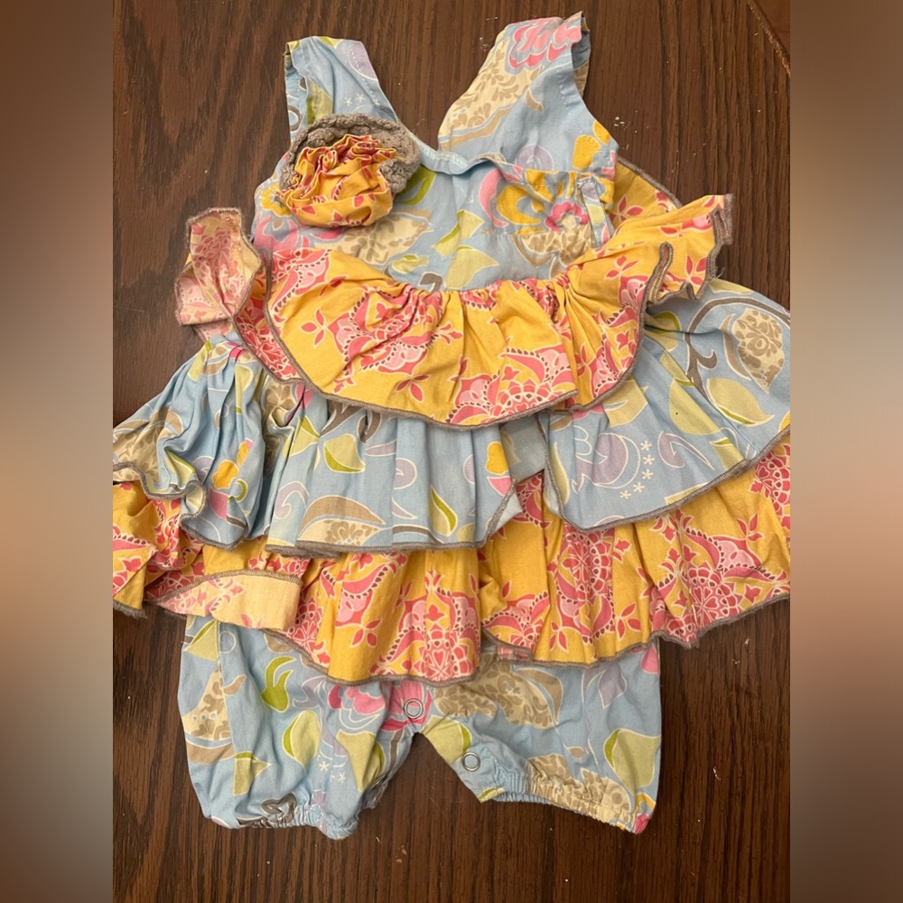 MUSTARD PIE Sleeveless Romper with Ruffles and Flower Appliqué, GUC, Sz Newborn